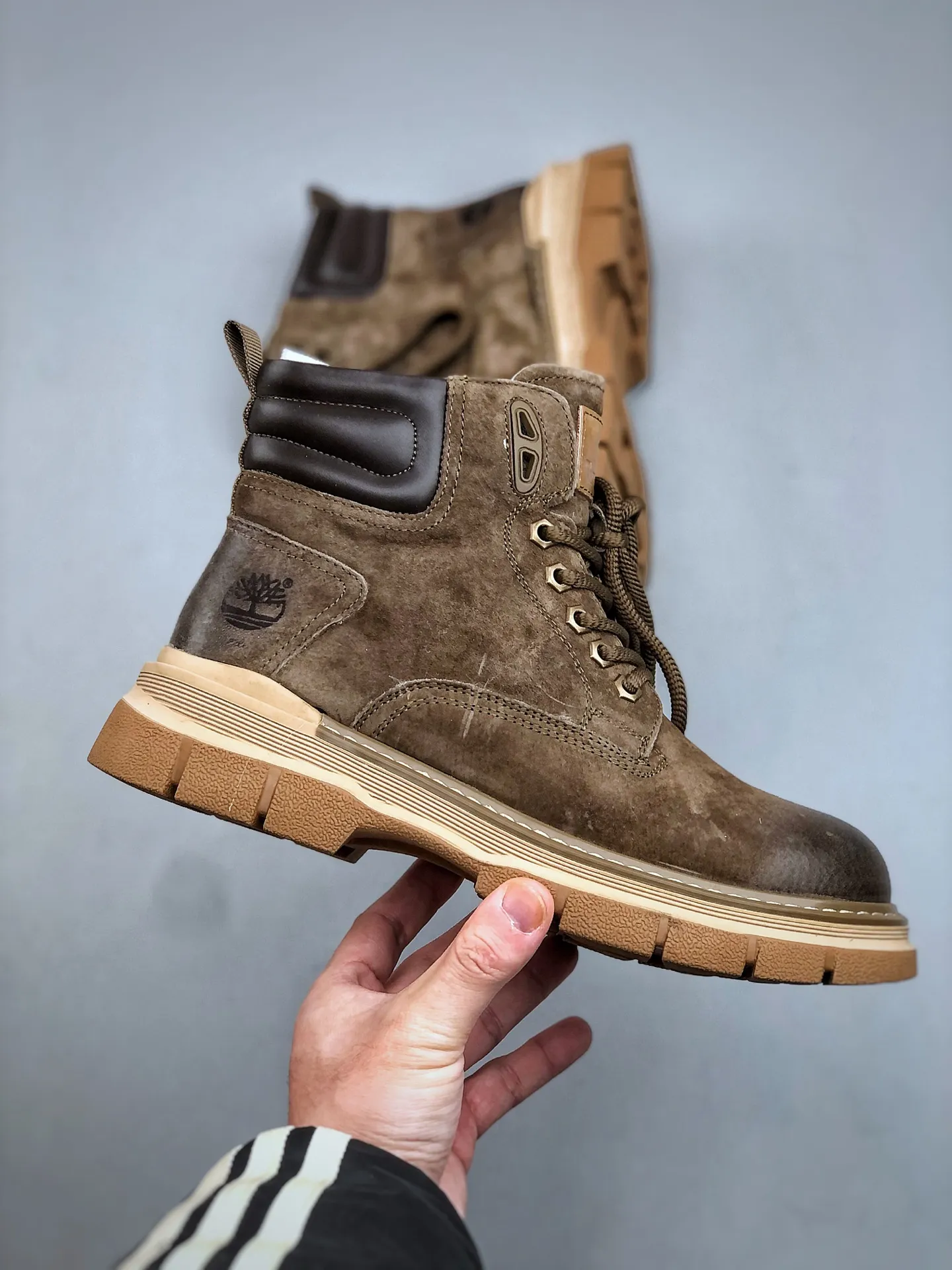 Welfare special price💰480 Timberland Timberland/Timberland new autumn and winter products (plush lining🔥warm and heat-locking) autumn and winter must-have outdoor casual rhubarb boots series #Guangdong Dachang quality original box original packaging fashion trend matching the fabric is made of Italian 🇮🇹 top frosted fine-grained cowhide with anti-odor and anti-corrosion genuine leather latex insoles. The outsole and hardware are all made from raw materials of the original factory. They are the same as the original Goodyear never-opening process. Good products do not kill pigs. The quality of the first order is strictly controlled. Exclusively released on the entire network. There is no doubt about the quality. The whole set of official website unified packaging gives you a perfect wearing experience. The quality is exquisite and durable. A must-have for sportsmen. Specially designed to prevent handsomeness. High-quality and first-class foot feel. Specially used for outdoor cold protection this winter. Daily casual matching. Size: 38 39 40 41 42 43 44 (leather shoe size)